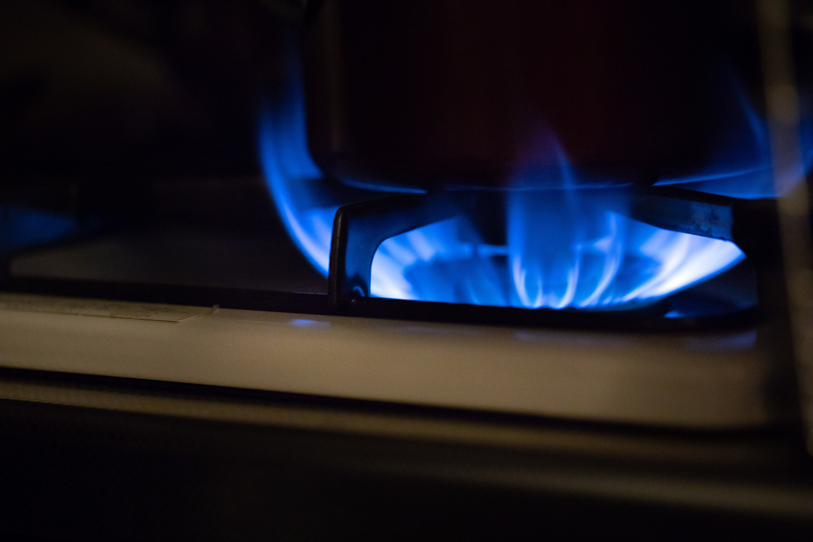ガスコンロの火が赤いのはどうして 火が赤い原因と対処法について お家のエネルギー比較サイト エネくらべ
